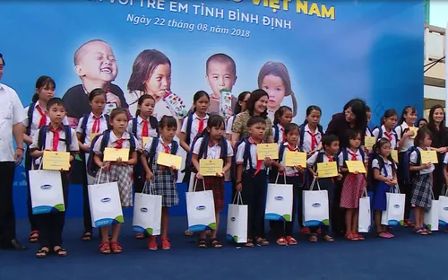 Tặng quà hỗ trợ học sinh và hộ nghèo Bình Định, Quảng Ngãi