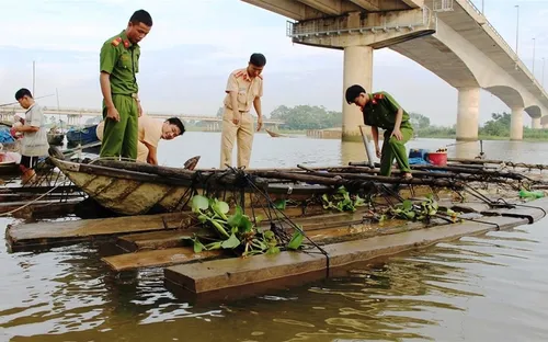 Báo động tình trạng vận chuyển gỗ lậu trên sông