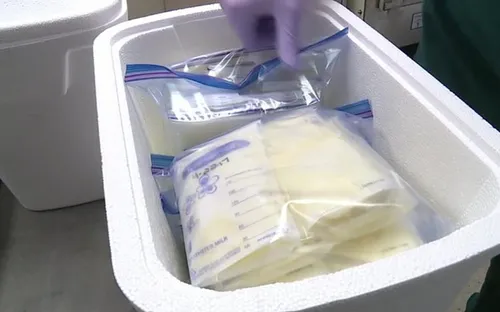 Ngân hàng hỗ trợ các bà mẹ gửi sữa về nhà cho con