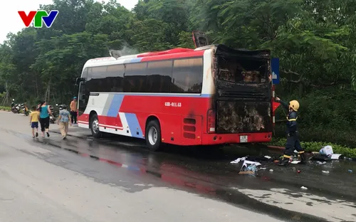 Đà Nẵng: Xe du lịch cháy khi đang lưu thông