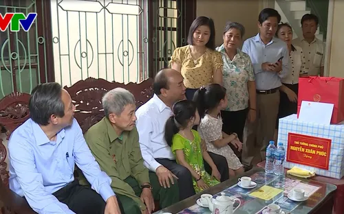 Thủ tướng thăm và tặng quà gia đình chính sách tại Quảng Bình