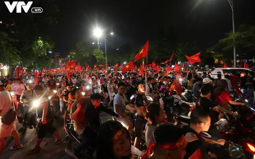 Chi phí tăng gấp đôi vẫn "cháy" tour đi Indonesia cổ vũ Olympic Việt Nam