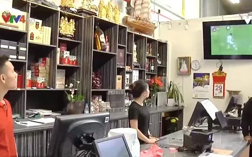 Bà con kiều bào ủng hộ đội tuyển Olympic Việt Nam