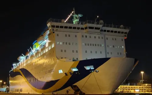 Hy Lạp: Phà chở hơn 1.000 người bốc cháy trong đêm