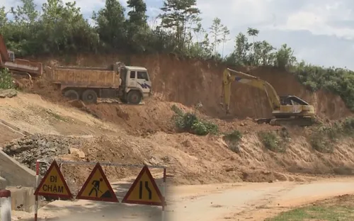 Khẩn cấp xử lý các điểm sạt lở tuyến đường Trường Sơn Đông qua Quảng Ngãi