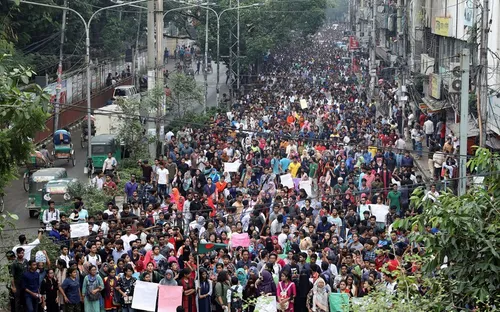 Biểu tình sau tai nạn giao thông làm tê liệt thủ đô Dhaka, Bangladesh