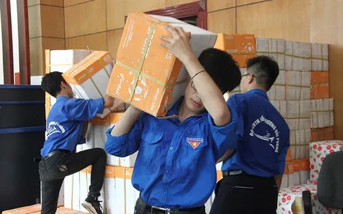 Trao tặng hàng trăm ngàn cuốn vở viết cho học sinh 12 tỉnh vùng lũ