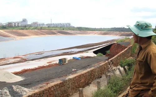 Sụt lún gần hồ bùn đỏ Alumin Nhân Cơ