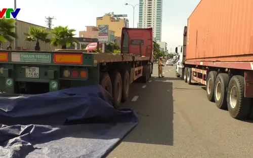 Đà Nẵng: Lại va chạm giữa xe máy và container, một người tử vong