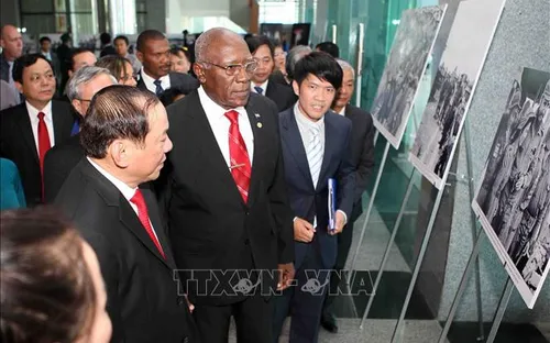 Trưng bày ảnh nhân kỷ niệm 45 năm lãnh tụ Fidel Castro thăm vùng giải phóng Quảng Trị