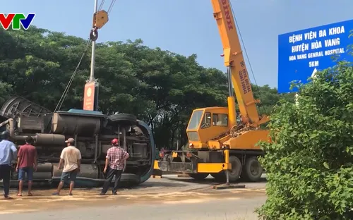 Lật xe container tại Đà Nẵng, ách tắc giao thông cửa ngõ phía Nam TP. Đà Nẵng