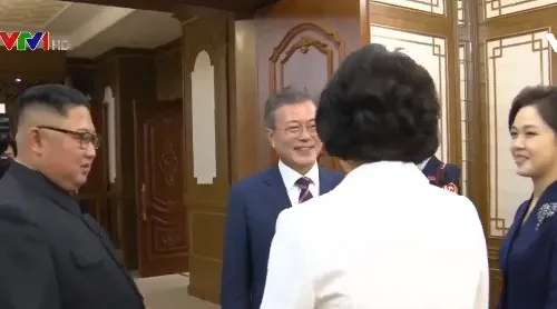 Thượng đỉnh liên Triều: Tổng thống Hàn Quốc và nhà lãnh đạo Triều Tiên tiến hành cuộc hội đàm đầu tiên