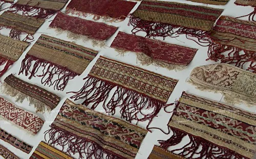 Cuộc sống làng Chăm trên hoa văn vải dệt