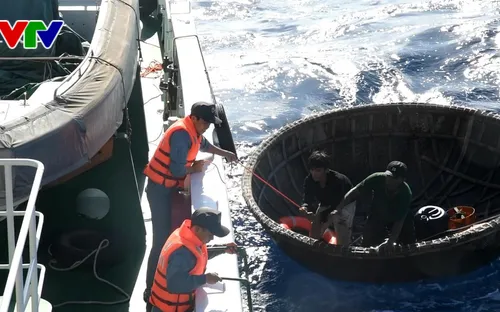 Tàu KN367 cứu nạn ngư dân tàu cá QNg95339