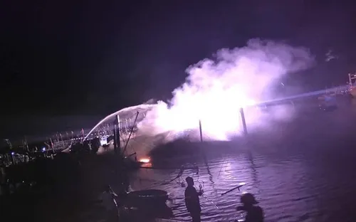 Tàu cá bất ngờ bốc cháy khi đang neo đậu, thiệt hại hàng tỷ đồng