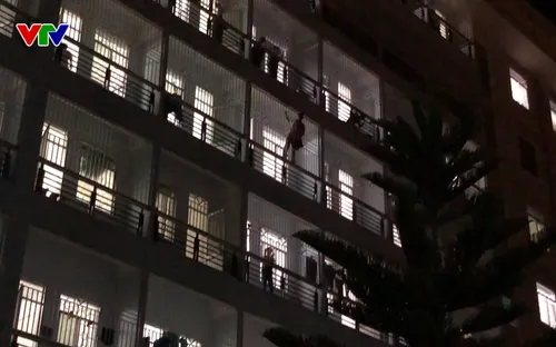 Quảng Ngãi: Thoát chết rơi từ tầng 7 sau 11 giờ đu bám như người nhện