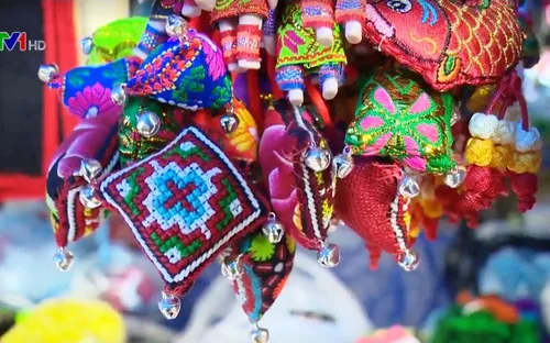 Độc đáo nghề dệt thổ cẩm của phụ nữ H’Mông ở Mù Cang Chải