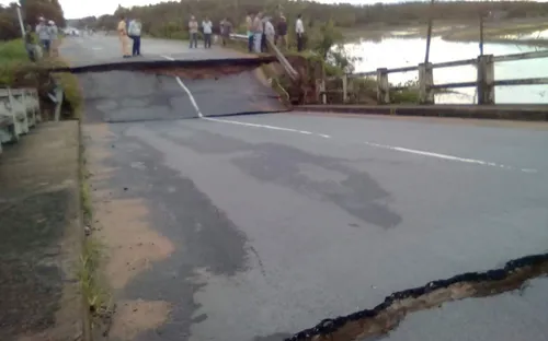 Nước lũ gây sập cầu Tân Hà nối Bình Thuận với Đồng Nai