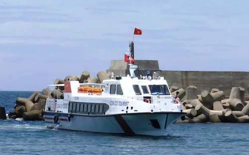 Quảng Trị đưa tàu du lịch Cồn Cỏ vào sử dụng