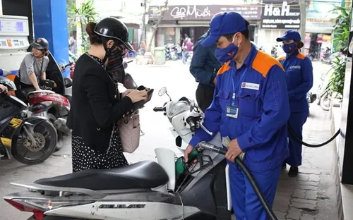 Giá xăng tăng sau 4 lần giữ nguyên giá