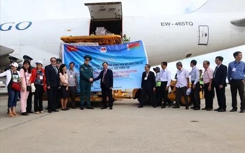Tiếp nhận hàng viện trợ của Belarus dành cho người dân vùng bão số 12