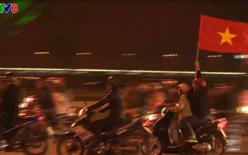 Người hâm mộ đổ ra đường ăn mừng chiến thắng U23 Việt Nam