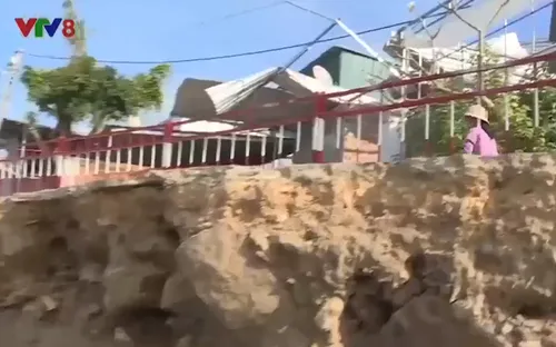 Sạt lở bờ kè sông Cái ở Nha Trang, uy hiếp nhà dân