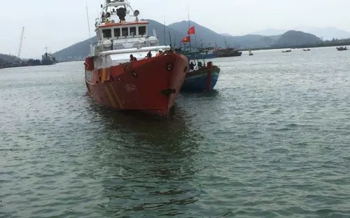 Nghệ An cứu nạn tàu cá cùng 10 thuyền viên gặp sự cố trên biển
