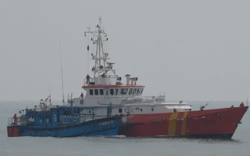 Cứu nạn thành công 10 ngư dân tàu cá Quảng Ngãi bị hỏng máy trên biển