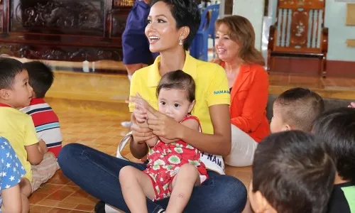 Tân Hoa hậu Hoàn vũ H'Hen Niê vui đùa cùng trẻ mồ côi ở Khánh Hòa