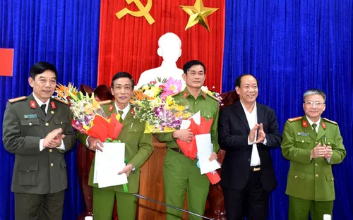 Khen thưởng 2 đơn vị triệt phá 2 vụ trọng án lớn