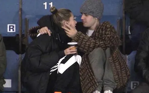 Justin Bieber tình tứ Hailey Baldwin khi đi xem thể thao