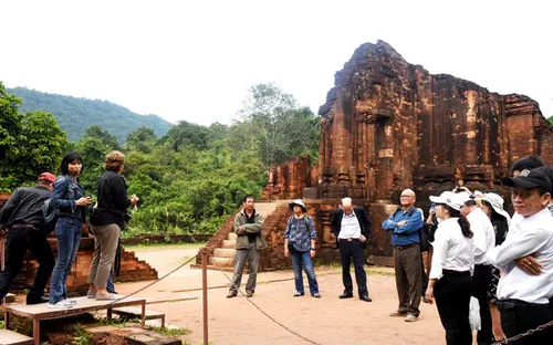 Công tác trùng tu các đền tháp ở Mỹ Sơn mang lại giá trị gốc của di sản