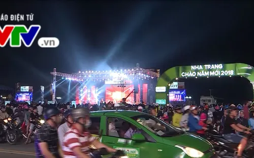 [ẢNH] Nha Trang "chật cứng" người trong đêm giao thừa