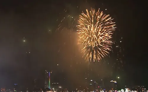 Pháo hoa rực rỡ trên sông Hàn, Đà Nẵng trong thời khắc chào năm mới