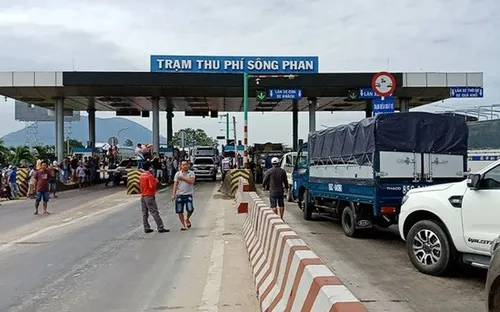 Trạm BOT Sông Phan-Bình Thuận lại phải xả trạm vì kẹt xe nghiêm trọng