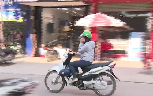 Tình trạng vừa lái xe vừa sử dụng điện thoại gây mất an toàn