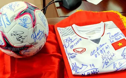 Đấu giá quà tặng của Thủ tướng để hỗ trợ Tết cho người nghèo