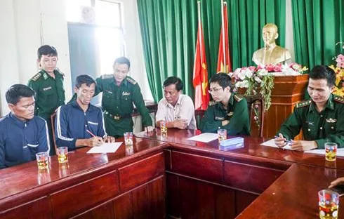 Cứu hai ngư dân Philippines gặp nạn, trôi dạt nhiều ngày trên biển