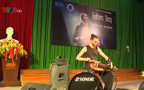 Độc đáo trình diễn đàn quay tại Huế