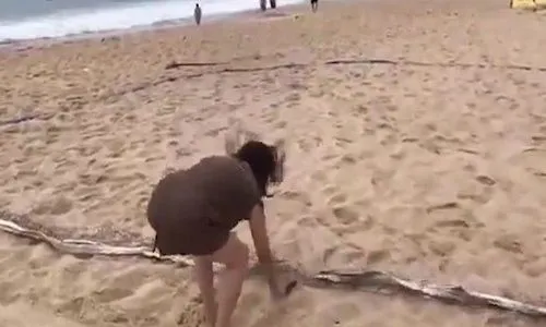 Người phụ nữ giận dữ cầm dao chặt lưới bóng chuyền của khách Tây