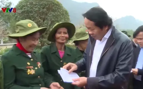 Trao quà Tết cho gia đình chính sách tại Quảng Bình và Hà Tĩnh