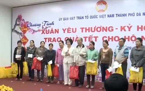 Đà Nẵng trao quà Tết cho người nghèo