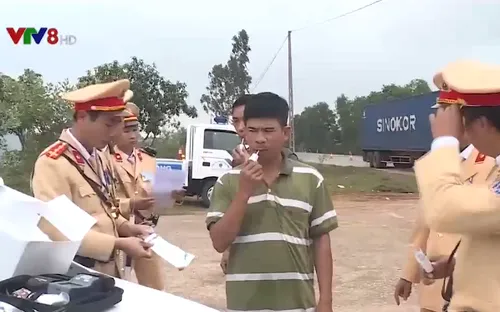 Quảng Bình: Kiểm tra ma túy và nồng độ cồn với lái xe