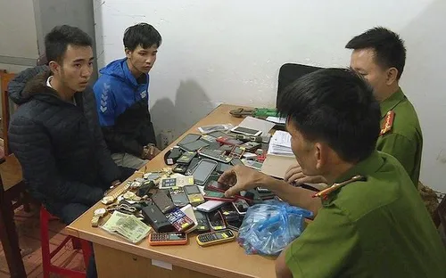 Bắt đôi tình nhân rủ nhau trộm hơn 200 chiếc điện thoại