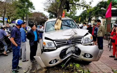 Đứng trên vỉa hè đón xe buýt, hai mẹ con bị ô tô tông thương vong