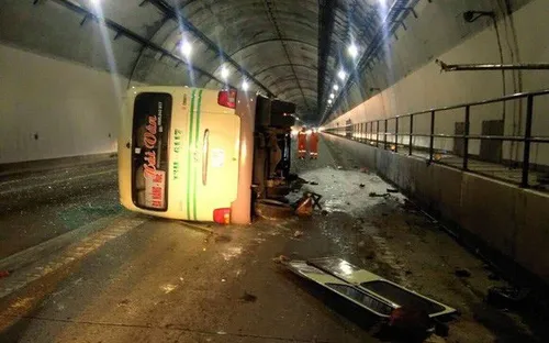 Lật xe khách trong hầm Hải Vân, 5 người nhập viện