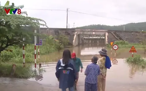 Phản hồi về việc người dân băng qua đường sắt do đường chui bị ngập