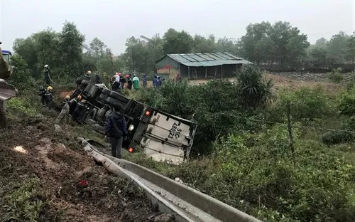 3 người thương vong do lật xe tải tại Quảng Trị