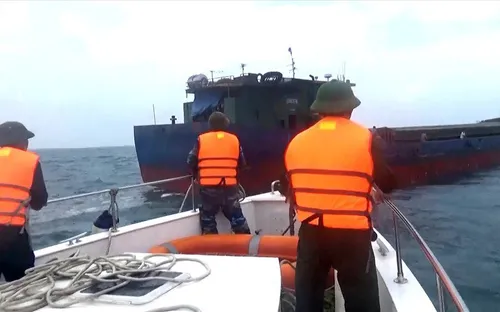 Cứu hộ thành công 11 thuyền viên gặp nạn trên vùng biển Quảng Trị